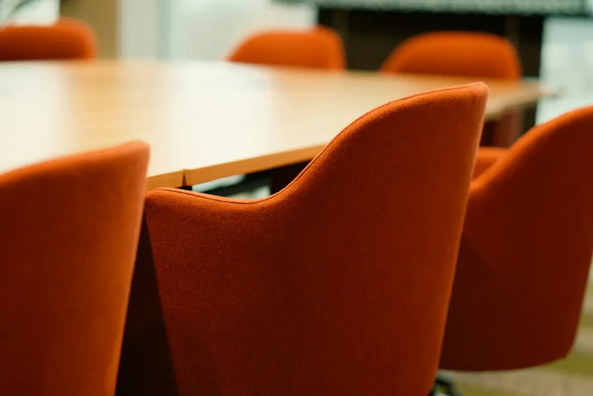 KI-Recorder im Meeting: Wenn der Kollege heimlich Plaud, Friend oder Limitless trägt
