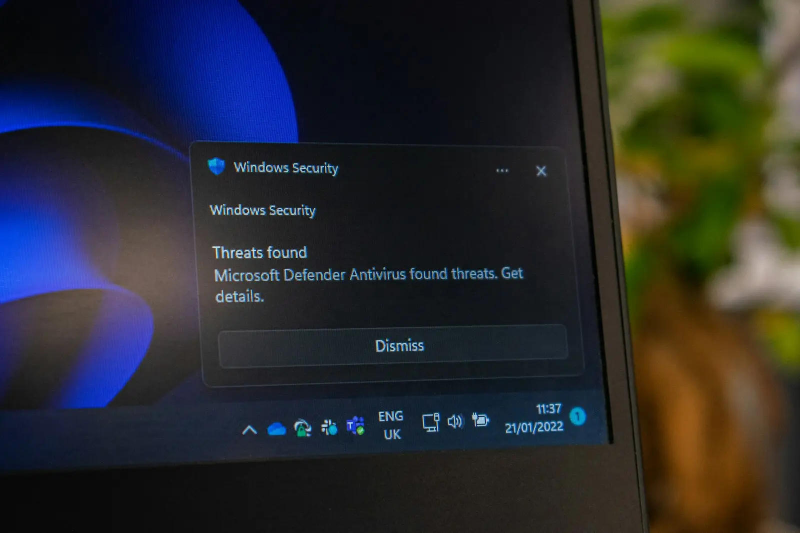 Laptop-Bildschirm mit aktivem Windows-Sicherheitsfenster — Symbol für Bootloader-Reparatur und UEFI-Absicherung im Admin-Troubleshooting