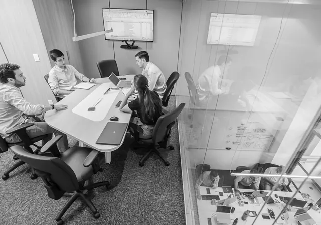 Geschäftsführung im Beratungsgespräch mit IT-Dienstleister bespricht Outsourcing-Optionen