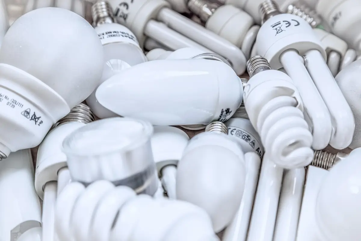 Recyclingbehälter mit Mülltrennung — IT-Systeme machen Stoffströme in der Abfallwirtschaft messbar und auditierbar