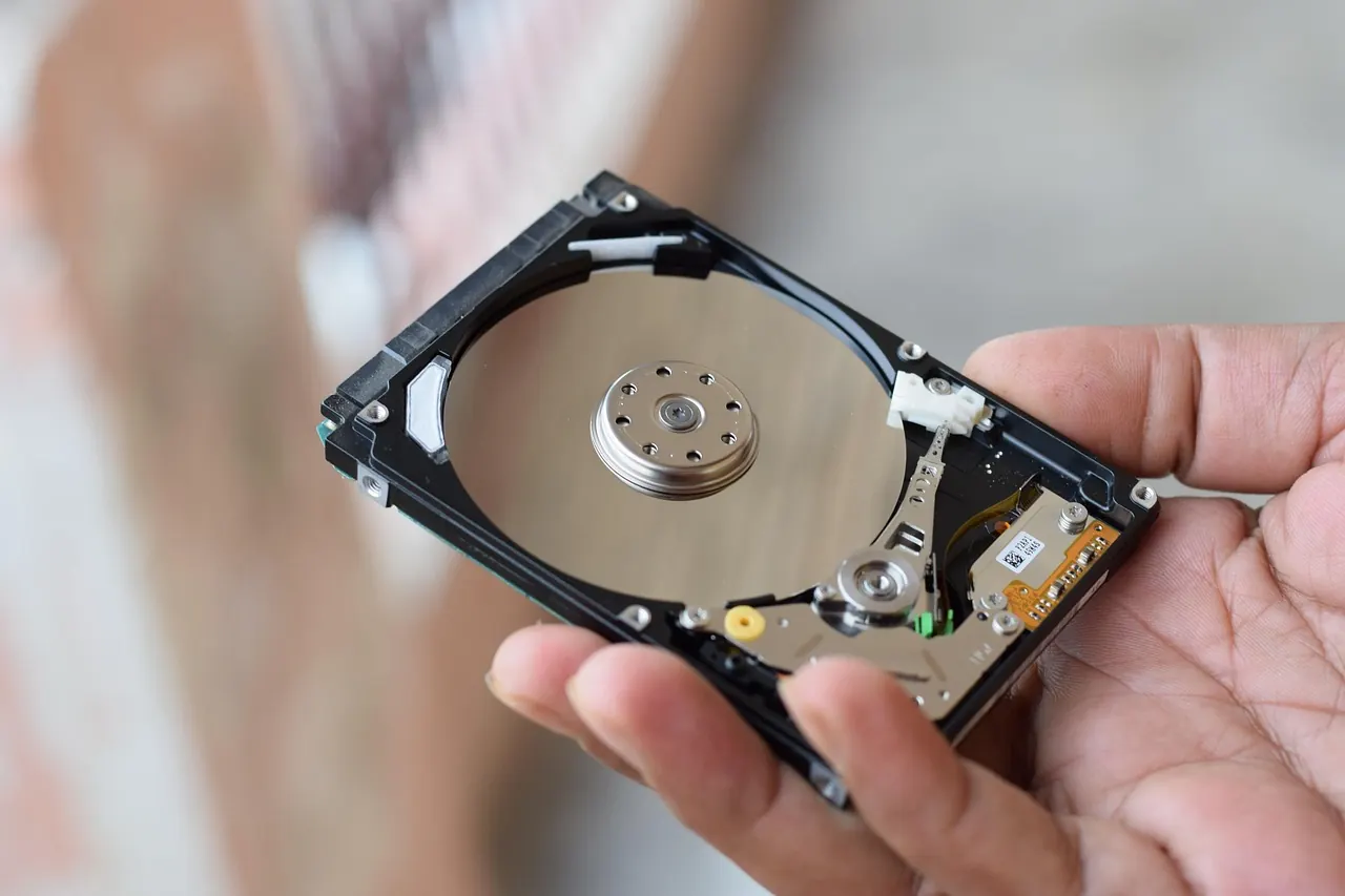 Festplatte eines alten PCs — vor Verkauf müssen Daten sicher gelöscht werden