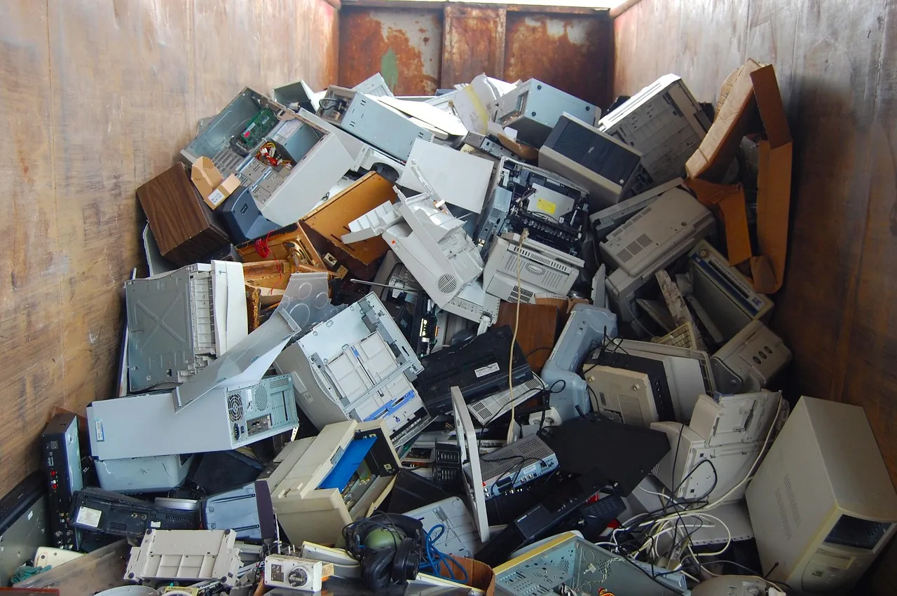 Container voller ausgemusterter Computer und Drucker – Altgeräte sicher löschen, bevor sie entsorgt werden