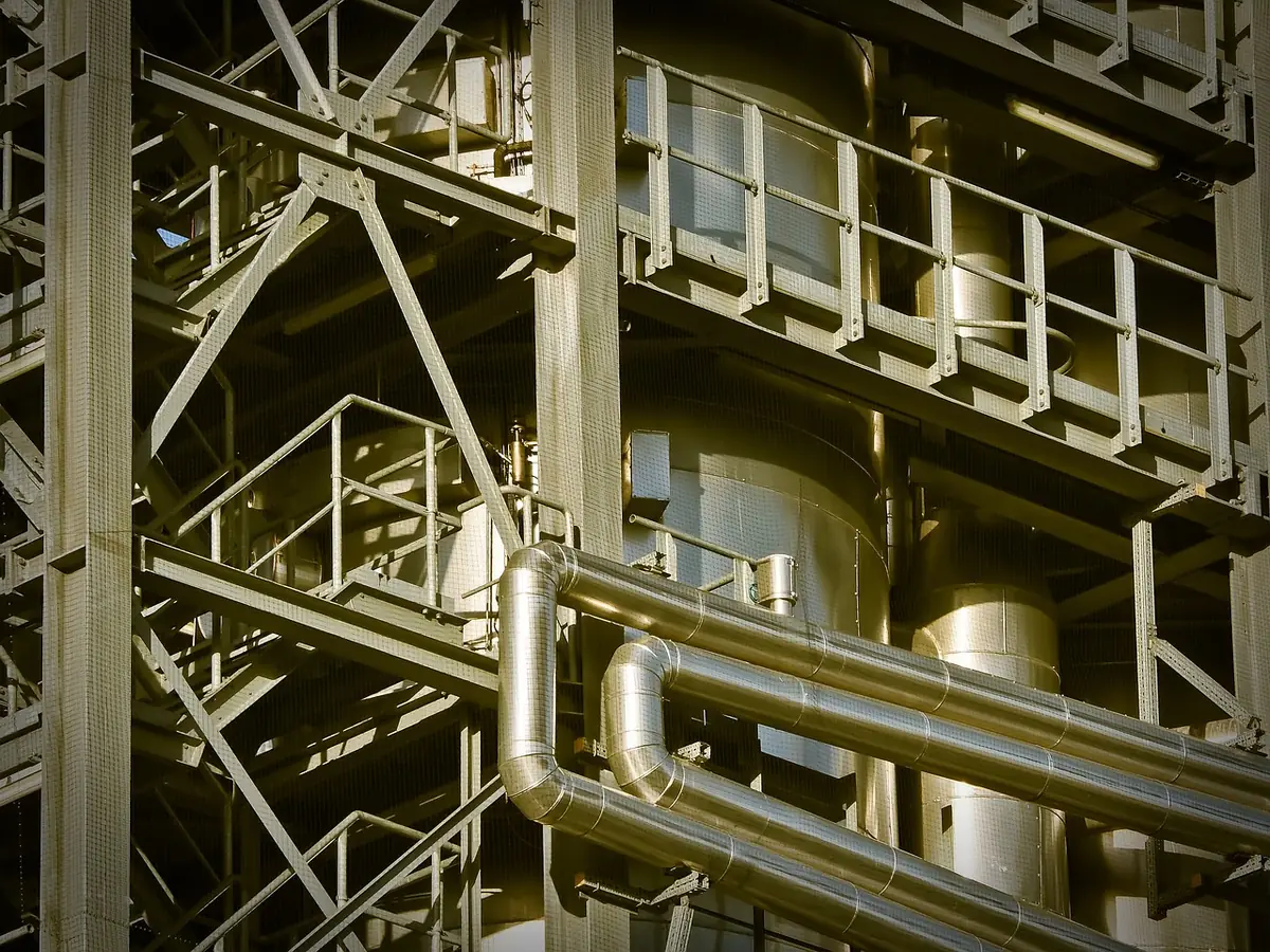 Industrieanlage mit Produktionshallen — Auftragsabwicklung und IT-Vernetzung im modernen Anlagenbau