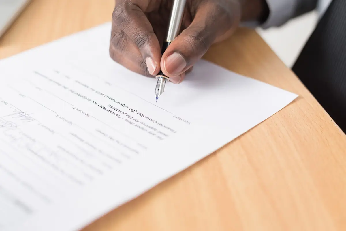 Auftragsverarbeitungsvertrag wird Punkt für Punkt auf die Pflichtinhalte geprüft