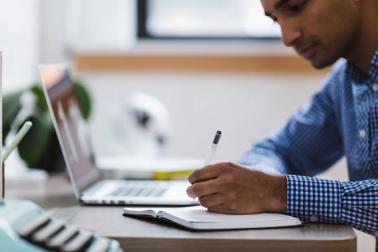 Azure AD oder lokale AD? Entra ID vs. Active Directory — der Praxisvergleich 2026
