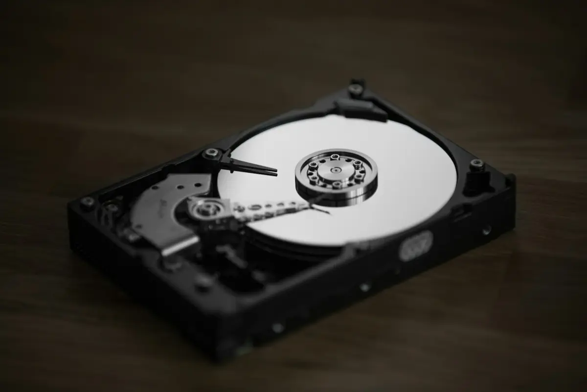 Geöffnete Festplatte als Sinnbild für die Datensicherung einer kleinen Firma