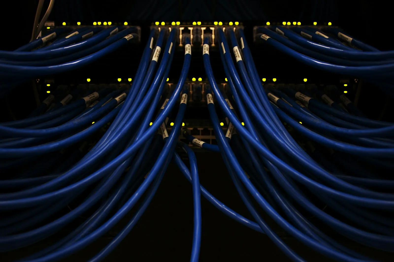 Netzwerkschrank mit Patchfeld — Grundlage für Backup-Lösungen für Unternehmen und die Datensicherung im Serverraum
