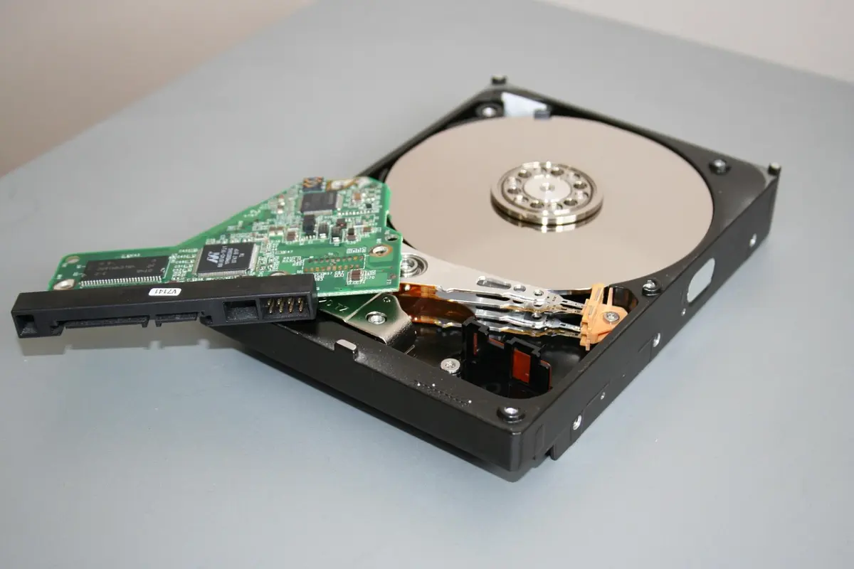 Festplatten-Stack mit Backup-Datenträgern für Disaster Recovery im Mittelstand