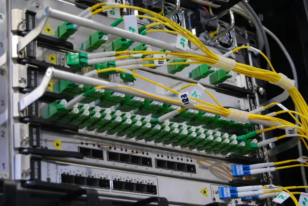 Glasfaser-Patchfeld im Rechenzentrum — die Leitung bestimmt, wie lange die Wiederherstellung aus dem Backup dauert