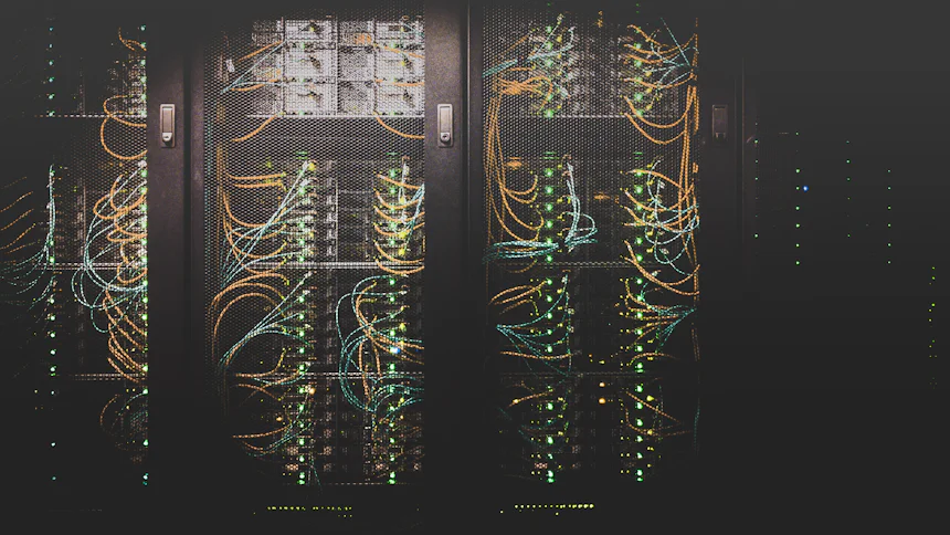 Server-Rack im Rechenzentrum als Beispiel für UEFI-basiertes Fleet-Management mit Remote-Firmware-Steuerung