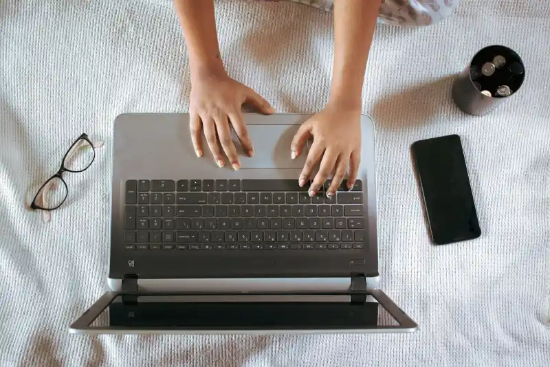 IT-Administrator prueft Chrome-Erweiterungen am Bildschirm — Performance-Optimierung im Browser