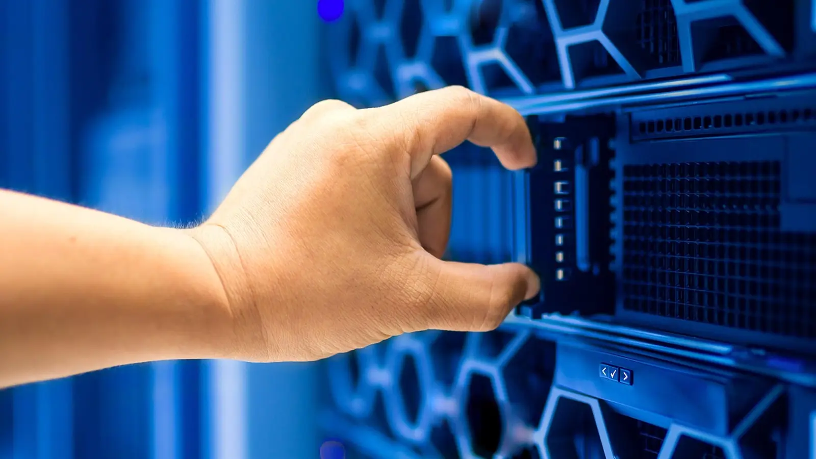 Technikerhand an einem Server im Rechenzentrum — Sinnbild für Cloud-Ausfall und Wiederanlauf