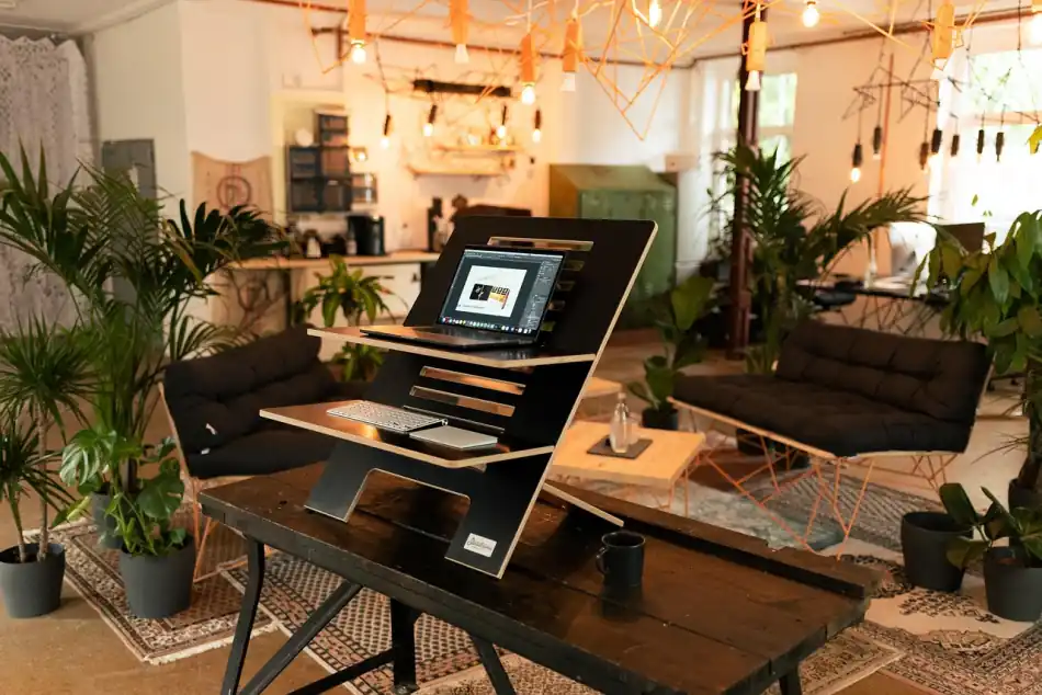 Mitarbeiterin im Homeoffice in einer Online-Videokonferenz am Laptop – Cloud-Collaboration für KMU