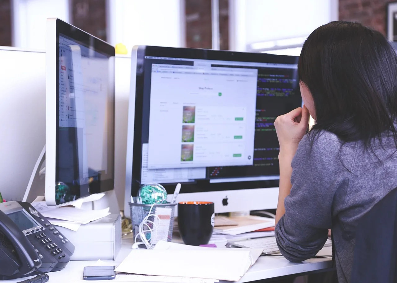 Cloud Computing für KMU: Hamburger Team arbeitet flexibel mit Microsoft 365 in moderner Büroumgebung