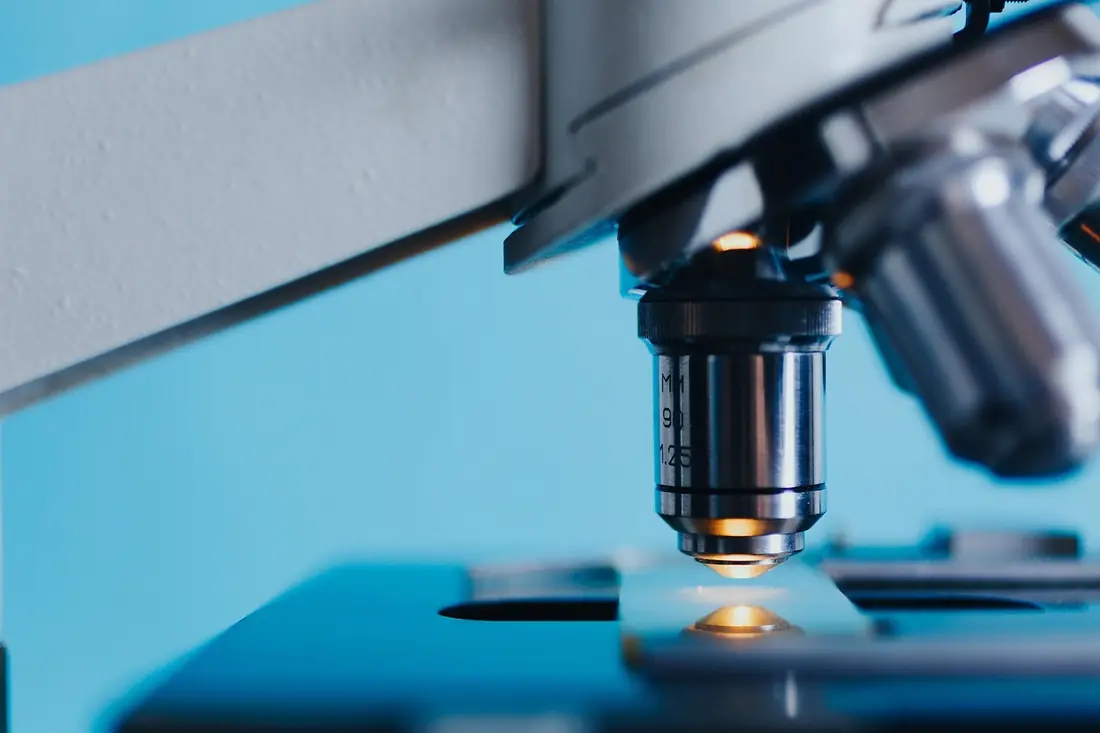 Wissenschaftlerin analysiert Daten im Pharma-Labor — Validierung von Cloud-Systemen nach GAMP 5