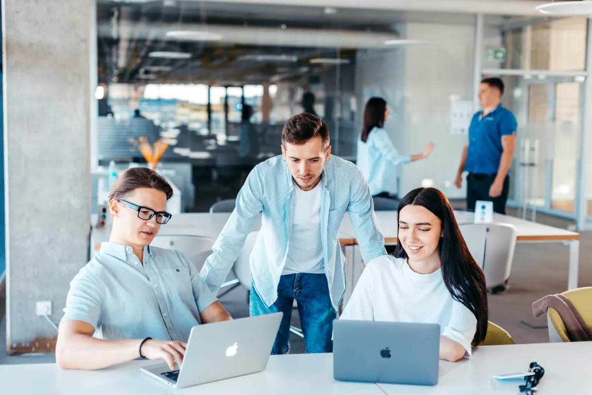 Geschäftsführung und IT-Team planen Cloud-Strategie für kleines Unternehmen — Migrationsplanung am Konferenztisch