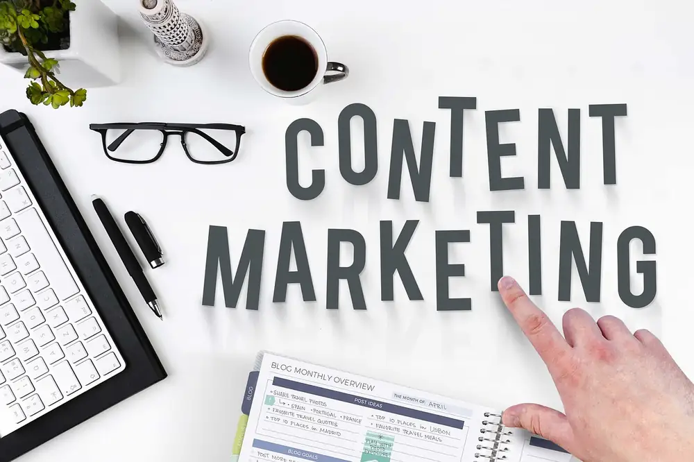 Content-Marketing-Team im Office — Redakteure arbeiten an Online-Marketing-Strategie und Content-Planung für mehrere Kanäle