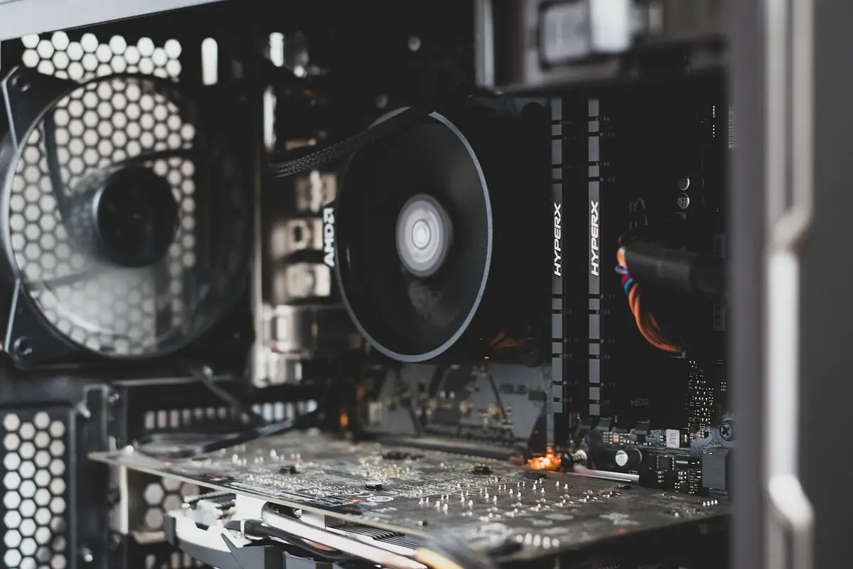 CPU mit montiertem CPU-Lüfter auf einem Mainboard — typischer Ausgangspunkt vor dem Delid