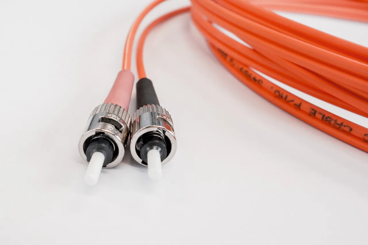 Cybersicherheit im August 2026 — Glasfaser-Kabel im Netzwerk-Kontrollzentrum eines Unternehmens