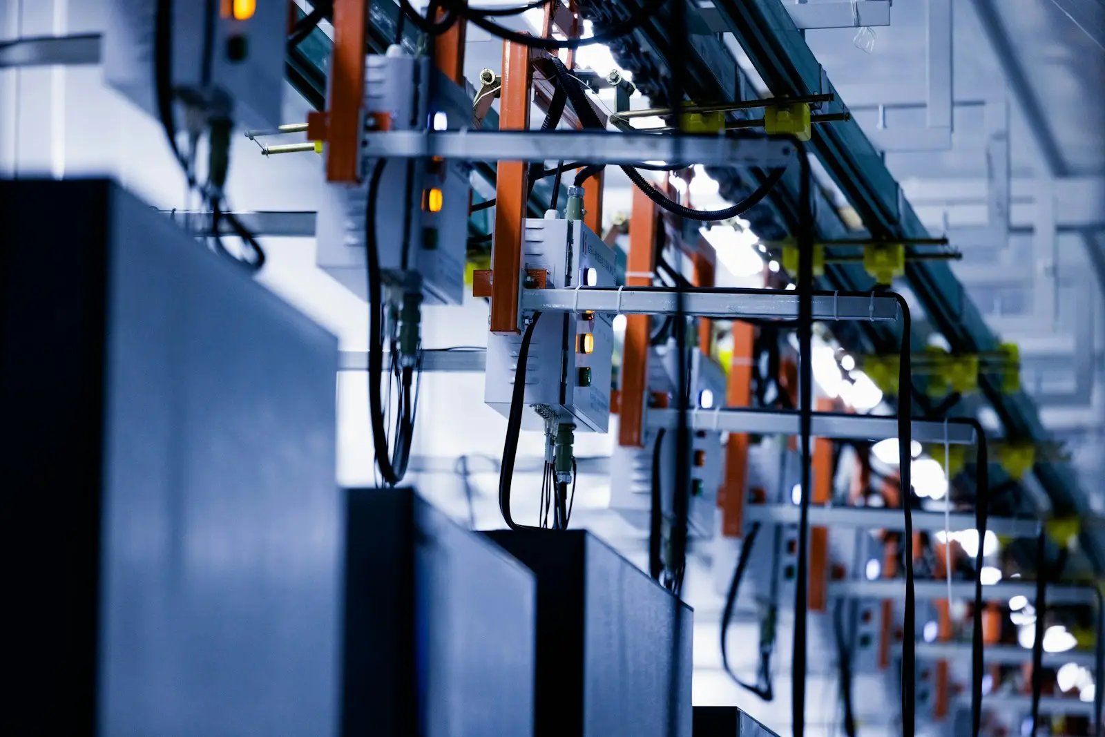 Cybersicherheit im September 2026 — Stromschienen und Verkabelung in einem Rechenzentrum