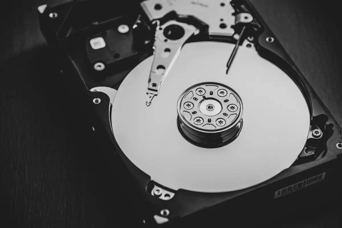 Geöffnete Festplatte als Sinnbild für die Medienvielfalt bei der Datensicherung in Unternehmen