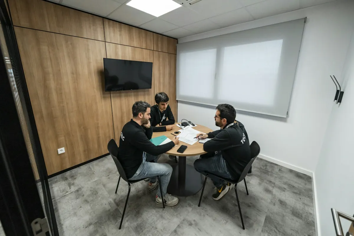 IT-Team und Geschäftsführung besprechen Datenverlust-Risiken und Wiederherstellungsplan