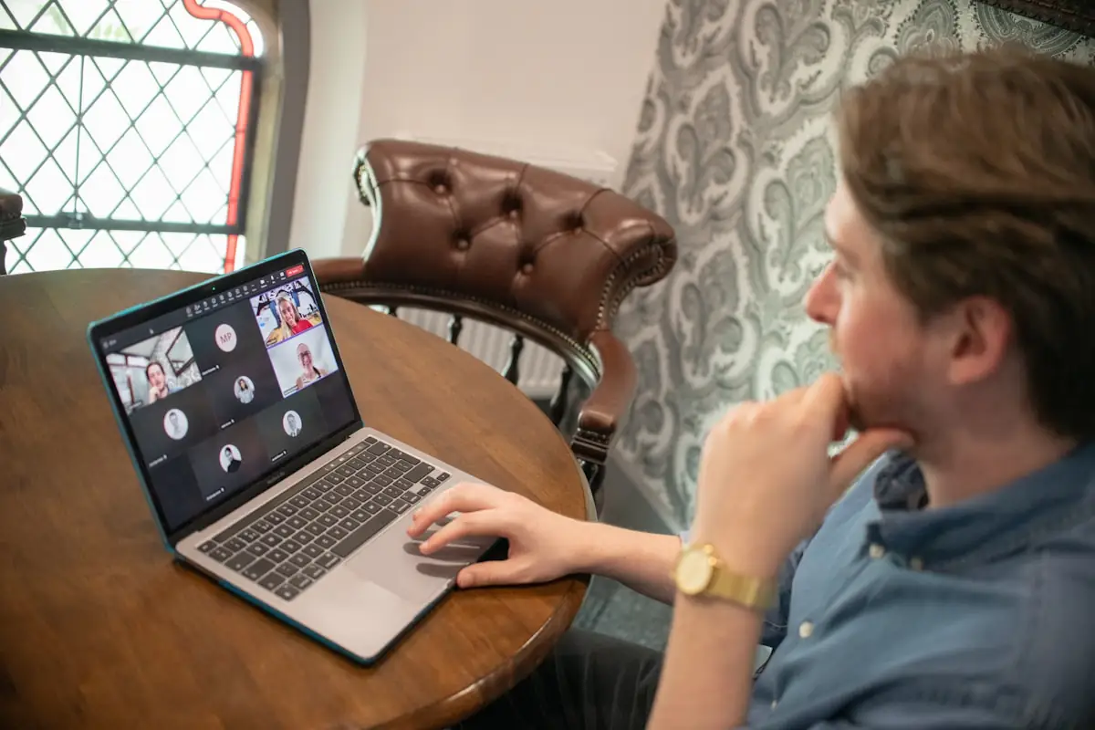Mitarbeiter in einem Videocall — manipulierte, KI-generierte Deepfakes erkennen die wenigsten, weil die Fälschungen täuschend echt wirken