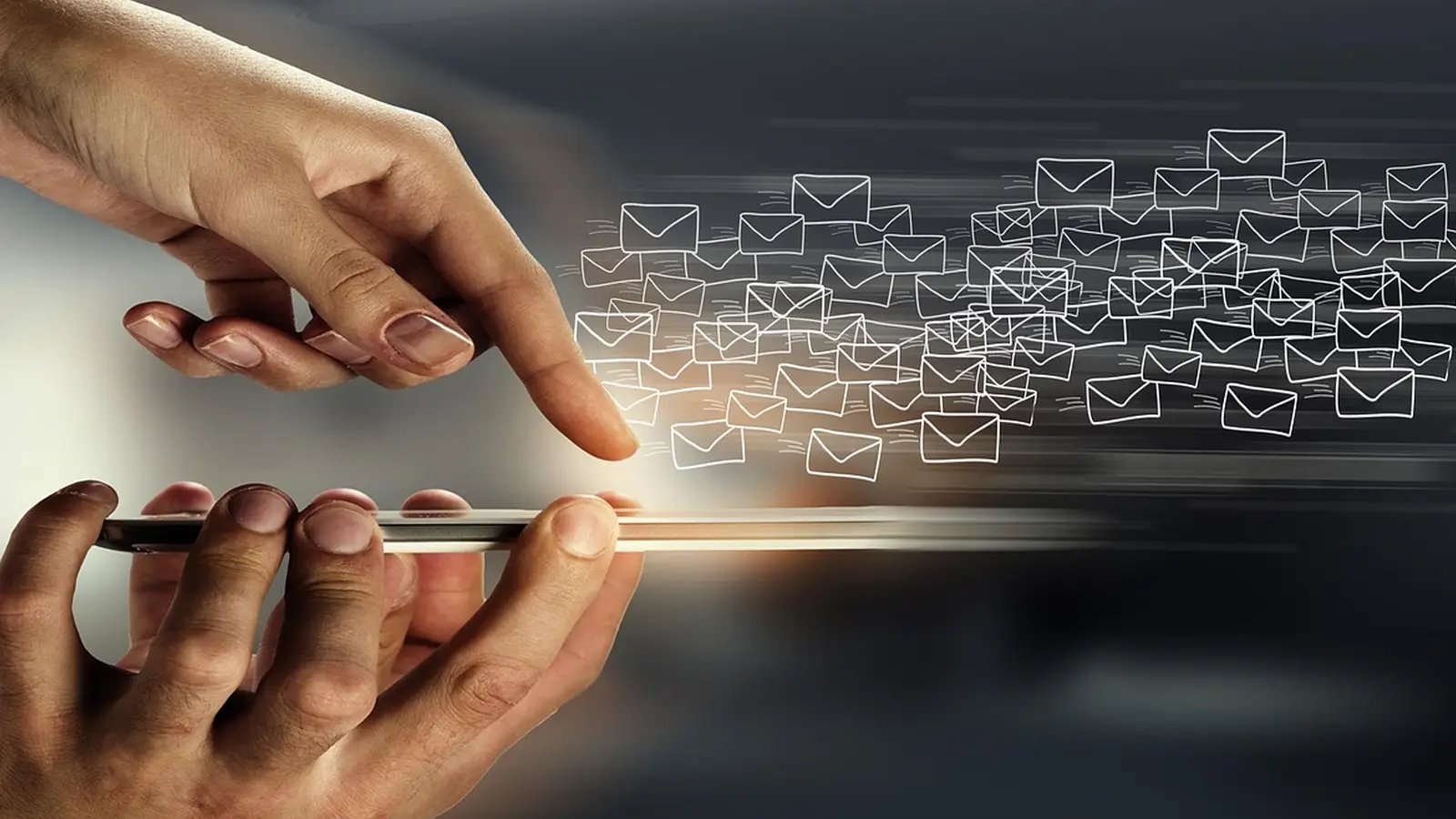 Hand hält ein Smartphone mit E-Mail-Symbol — Absenderadresse gegen Fälschung schützen
