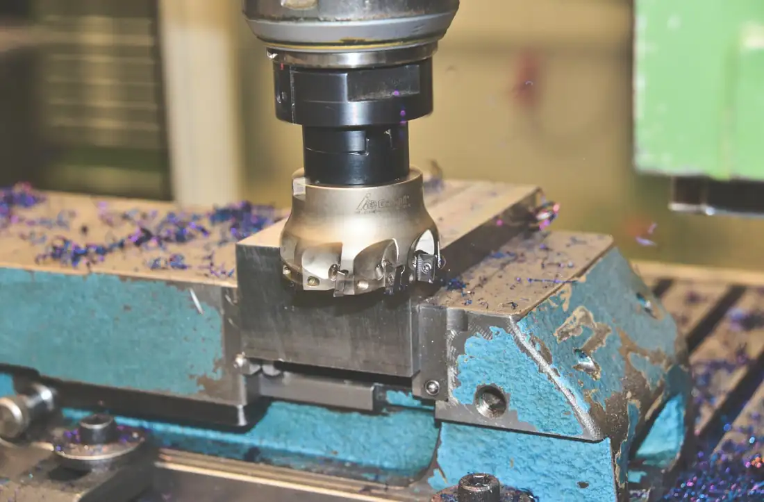Fräsmaschine beim Bearbeiten eines Werkstücks – IT-Modernisierung in einem Entwicklungsunternehmen