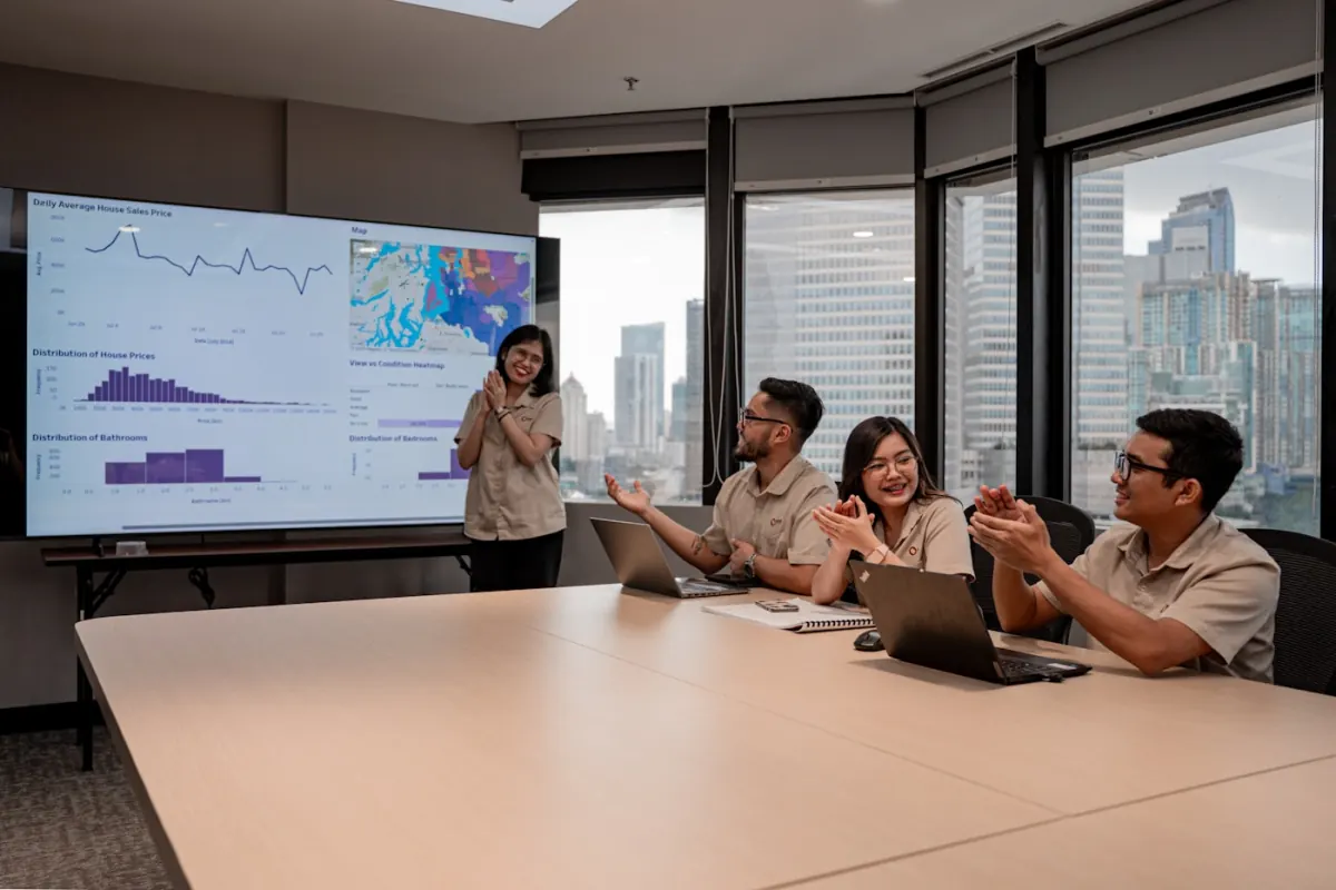 ERP für KMU: Team arbeitet am Dashboard mit Live-Daten in Meeting-Situation