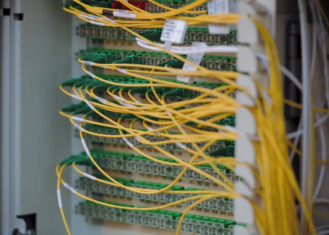 Alter On-Premise-Mailserver im Netzwerkschrank — Ausgangspunkt der Exchange-Migration nach Microsoft 365