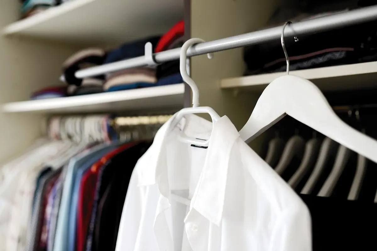 Bekleidungsständer in Filiale mit RFID-getaggten Artikeln — Grundlage für Omnichannel-Bestandstransparenz