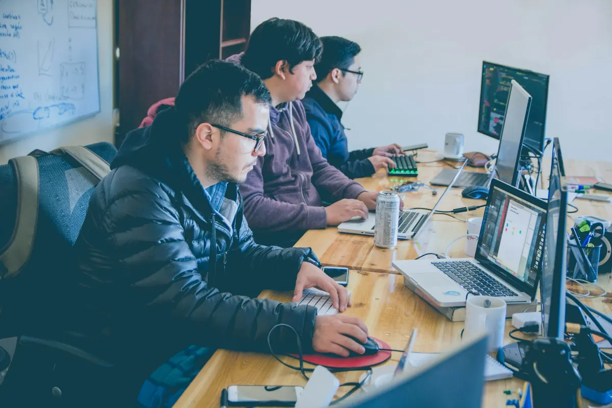 Security-Team arbeitet mit FortiClient-Telemetrie und Endpoint-Events an mehreren Monitoren