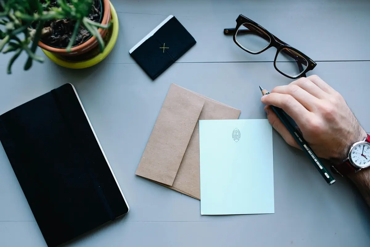 Geschäftsmann am Schreibtisch mit Notebook — Google Docs Spalten oder Microsoft Word für KMU
