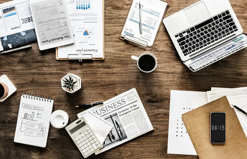 Geschäftsanalyse mit Dokumenten, Charts und Laptop