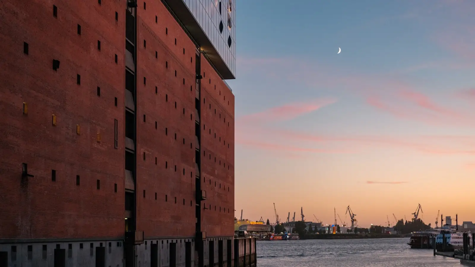Hamburger Hafen mit Bürogebäude in der Abendsonne — Standort der untersuchten Betriebe