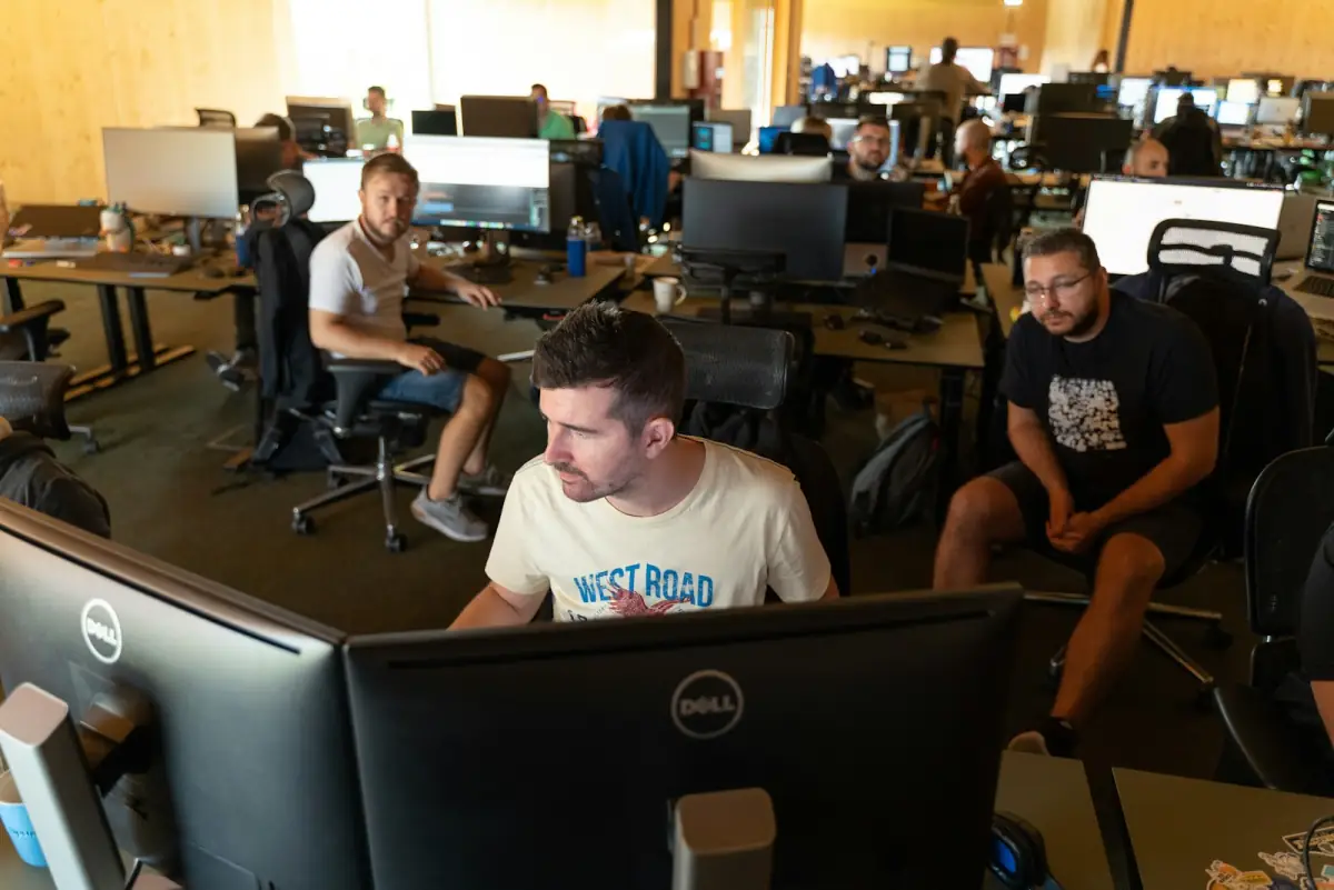 IT-Team bei Incident Response nach Ransomware-Angriff — koordinierte Wiederherstellung
