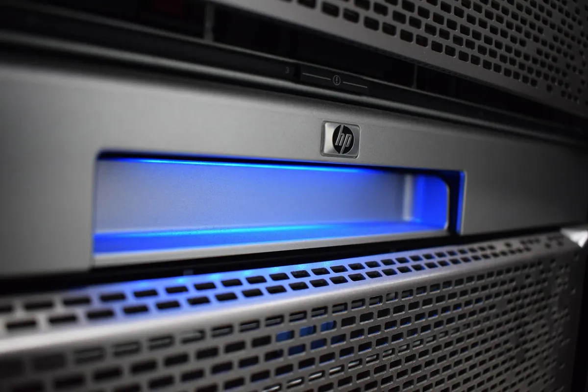 Rechenzentrum mit Serverracks und Firewall-Hardware — IP-Sicherheit, NAT und Netzwerksegmentierung im Business-Kontext