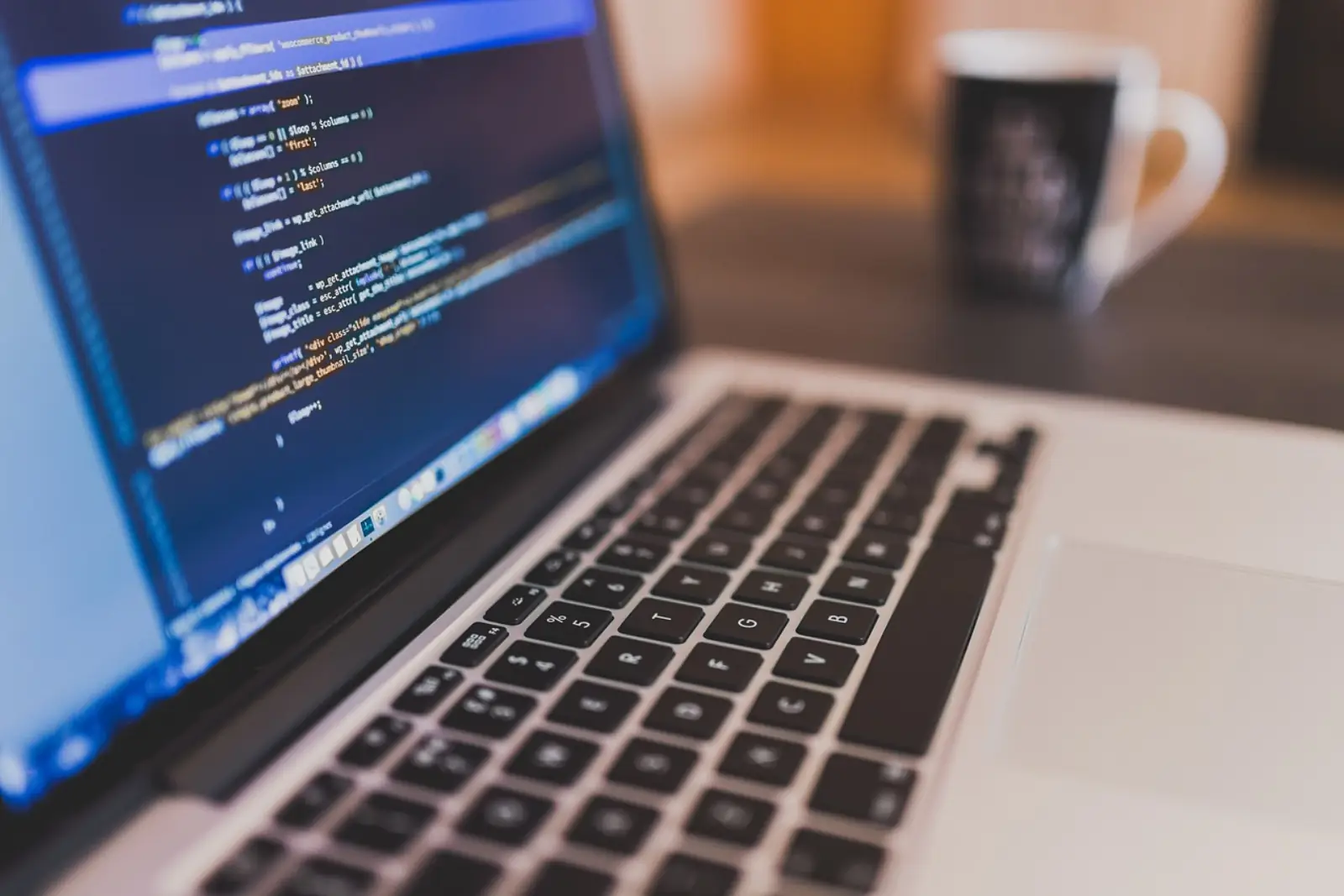 Administrator arbeitet am Laptop an Netzwerk-Konfiguration — IP-Subnetting und IPv6-Migration im Mittelstand