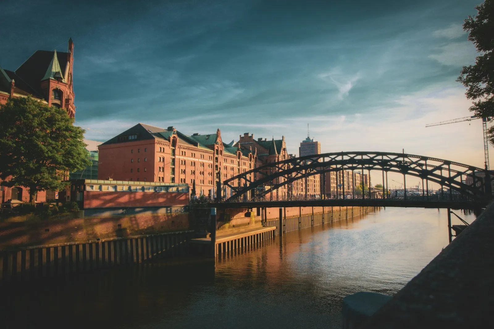 Speicherstadt in Hamburg mit Brücke über dem Fleet – Standort für IT-Administrator-Stellen mit hohem Gehaltsniveau