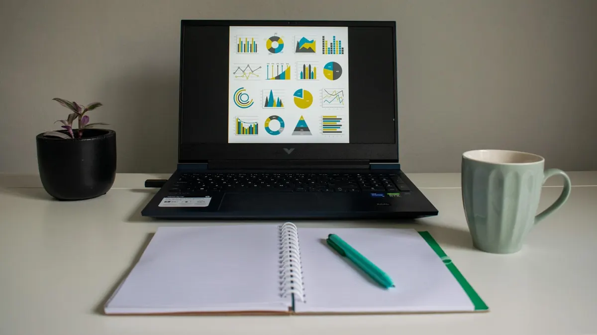 IT-Bestandsaufnahme — Laptop mit Auswertung und Notizblock auf dem Schreibtisch