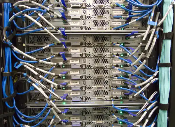 Server-Switch und Netzwerk-Verkabelung im Rack — ohne Beschriftung und Doku verschwendet jeder Techniker Zeit beim Suchen