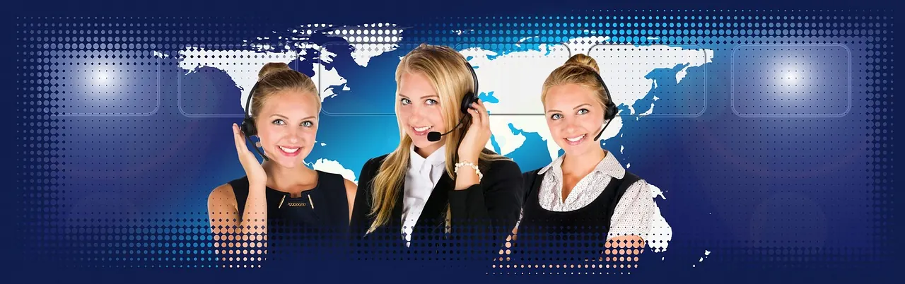 Helpdesk-Mitarbeiterin mit Headset — proaktiver IT-Support im Flatrate-Modell