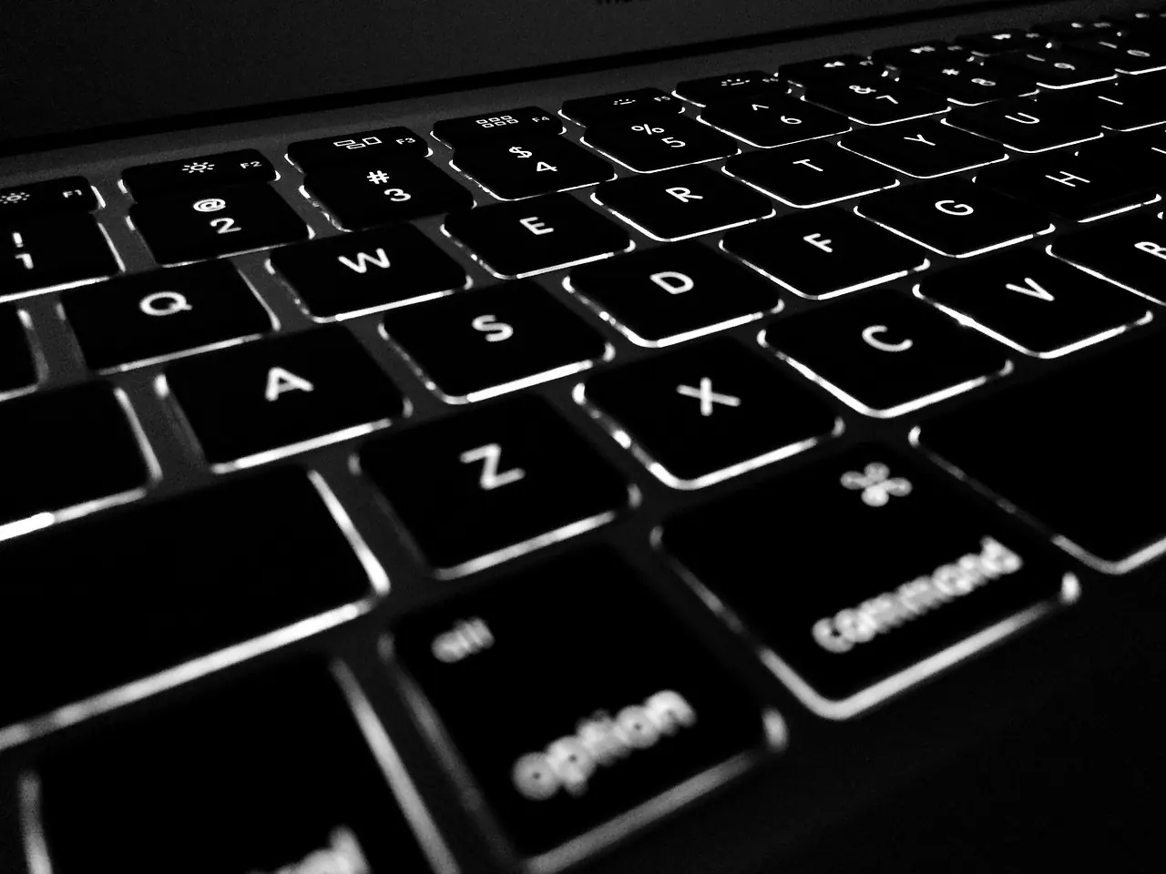 Arbeitsplatz mit Computer und Geräten — Symbol für ein gepflegtes IT-Inventar