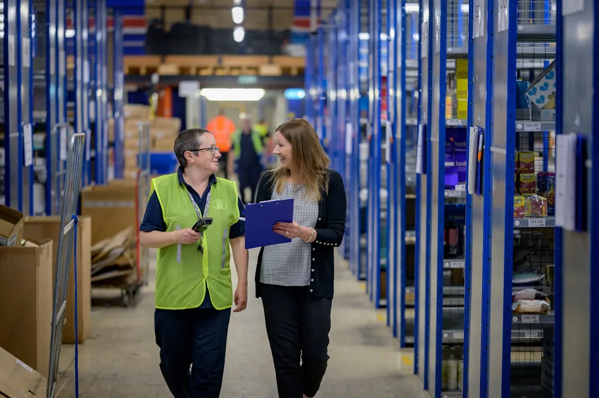 IT-Inventur im Lager — Kollegen erfassen Hardware-Bestände mit Scanner und Liste