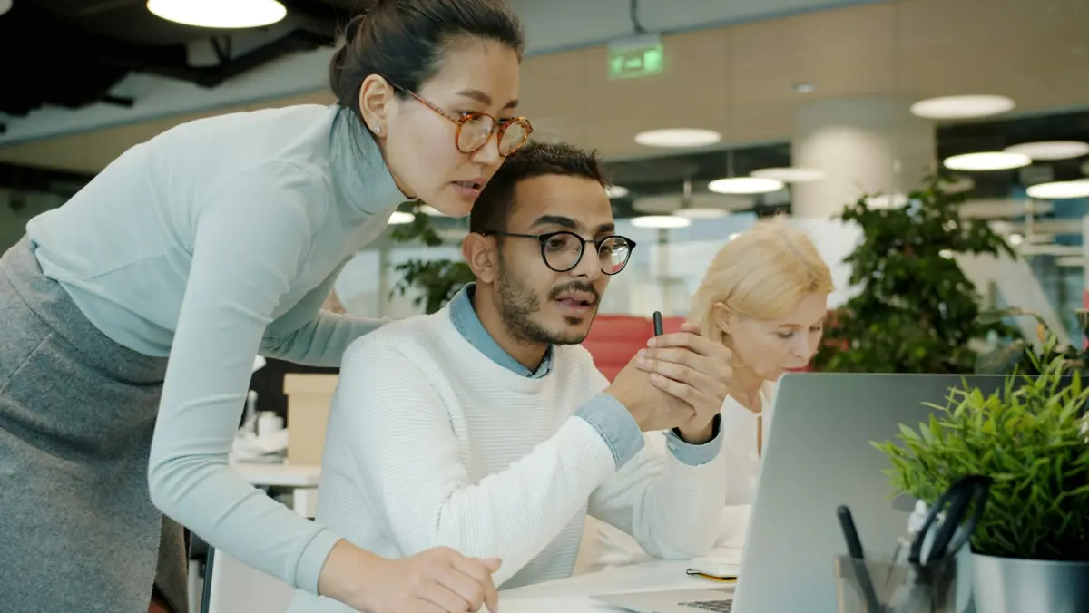 IT-Notfall im Unternehmen: Zwei Kollegen gehen die ersten Sofortmaßnahmen am Bildschirm durch