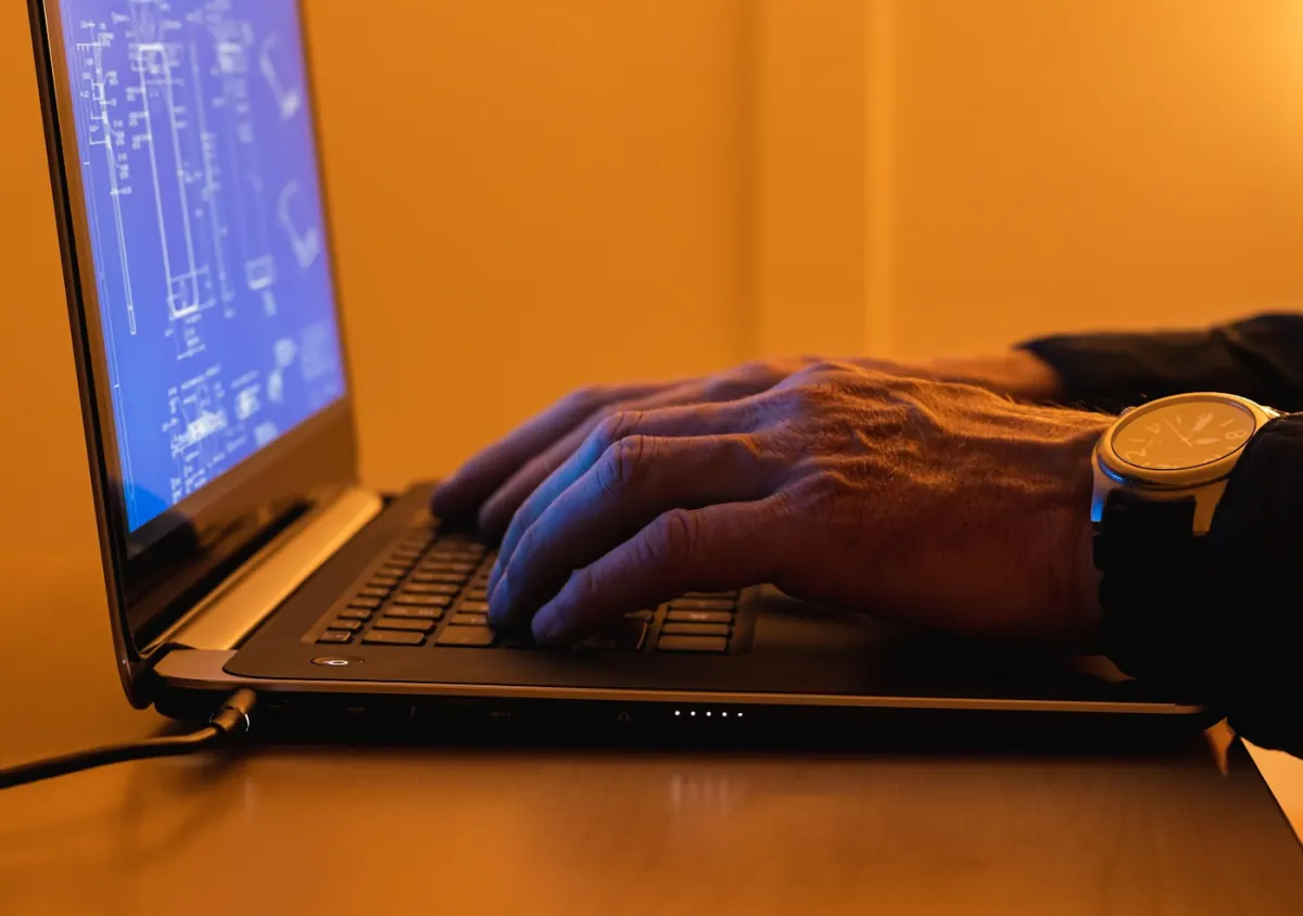 IT-Notfall Hamburg — Techniker arbeitet vor Ort am Kundenarbeitsplatz