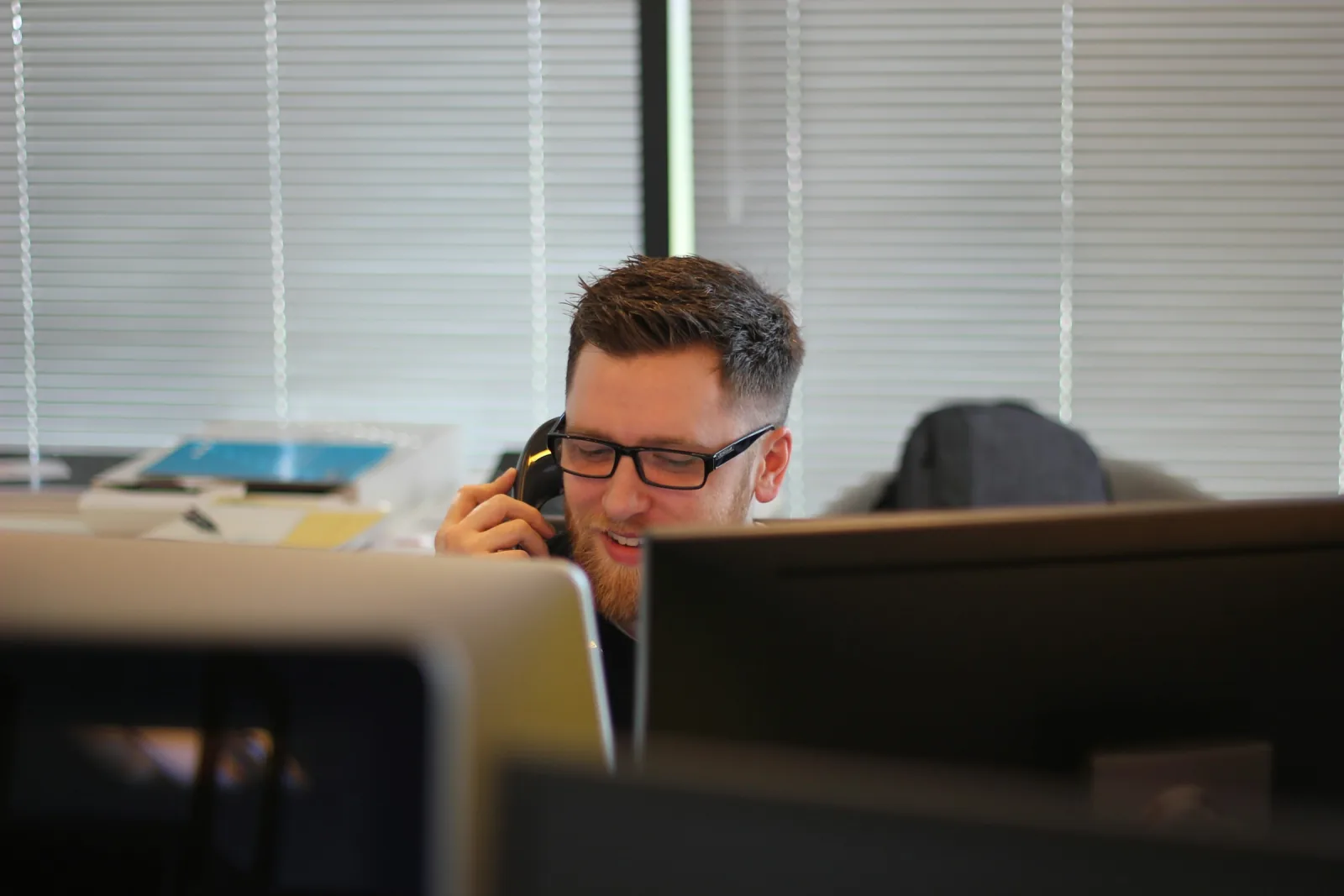 IT-Notfall im Unternehmen: Mitarbeiter meldet die Störung telefonisch beim IT-Dienstleister