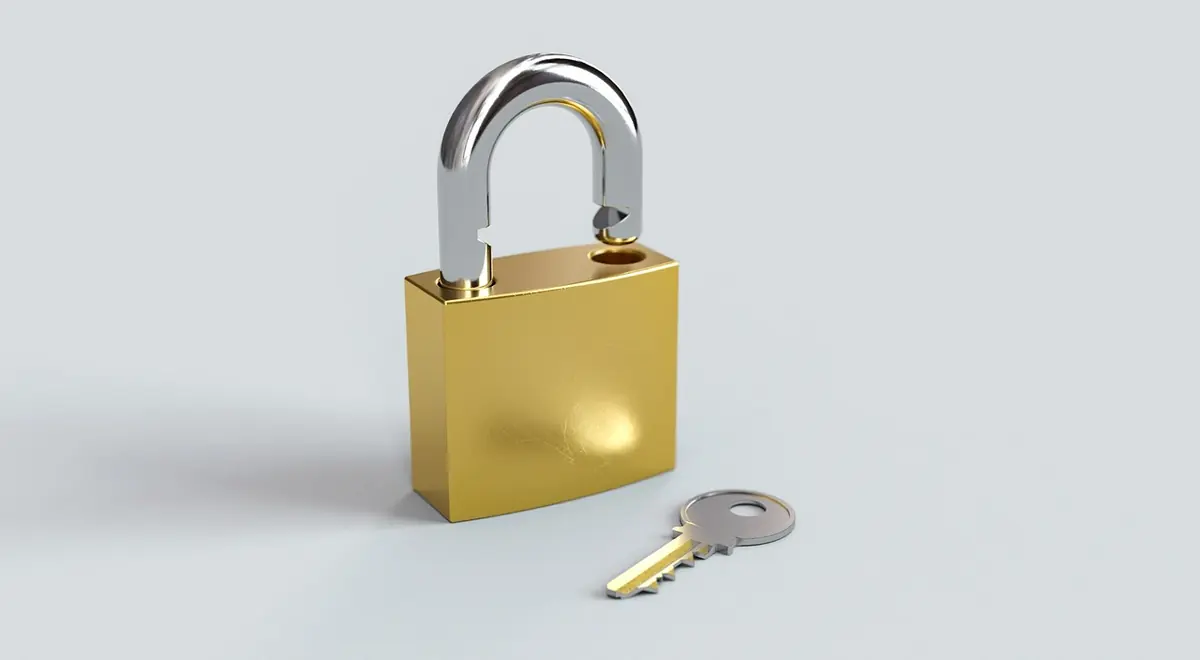 Vorhängeschloss auf Tastatur als Symbol für gesperrte Zugänge beim IT-Offboarding