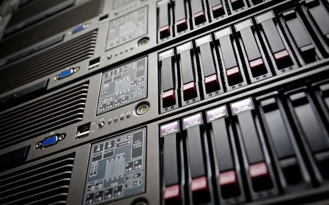 Bildschirm mit Daten und Code — IT-Sicherheit läuft im Hintergrund, auch ohne eigenes IT-Team
